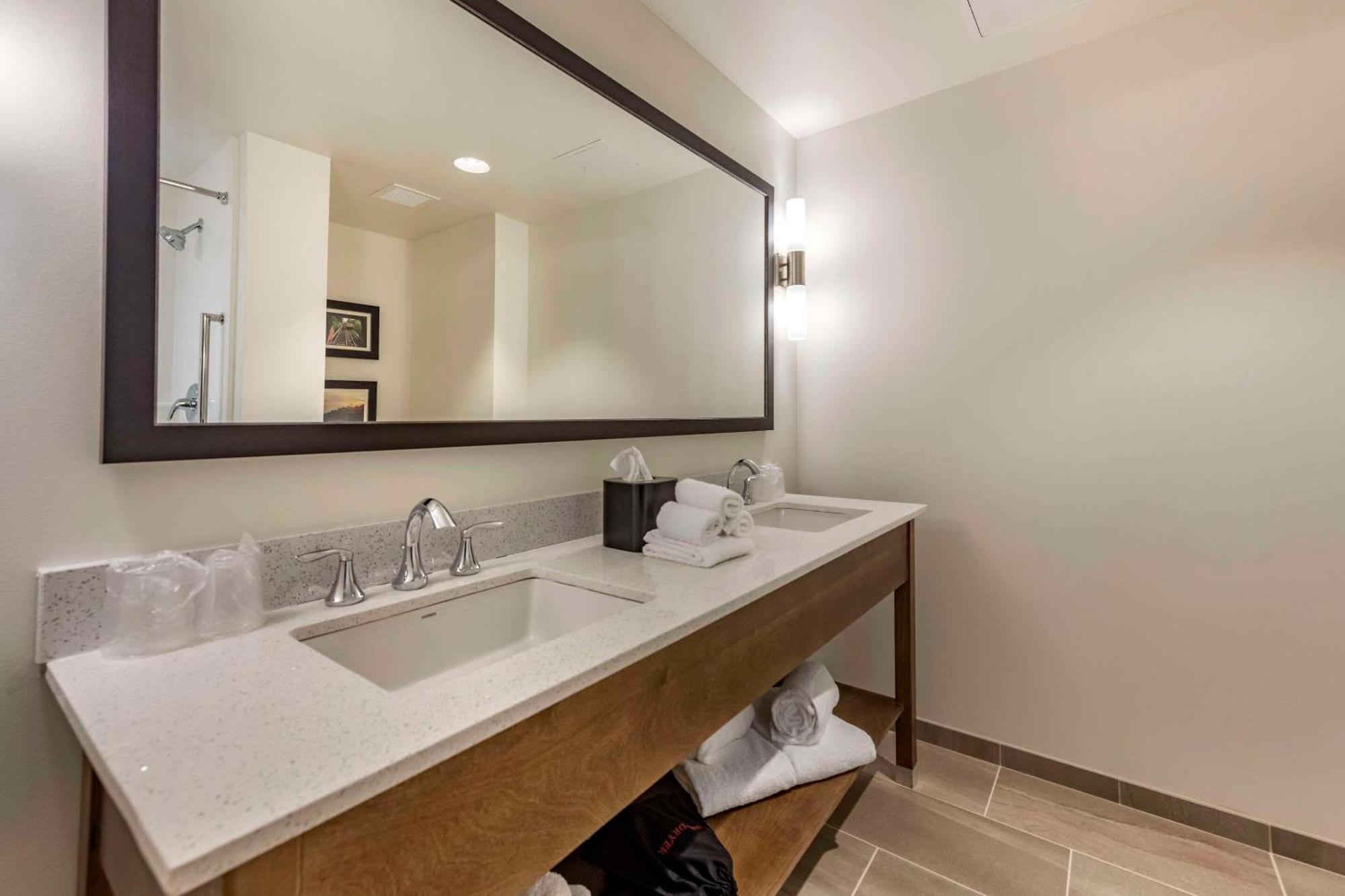 Comfort Inn & Suites Pittsburgh-Northshore Buitenkant foto